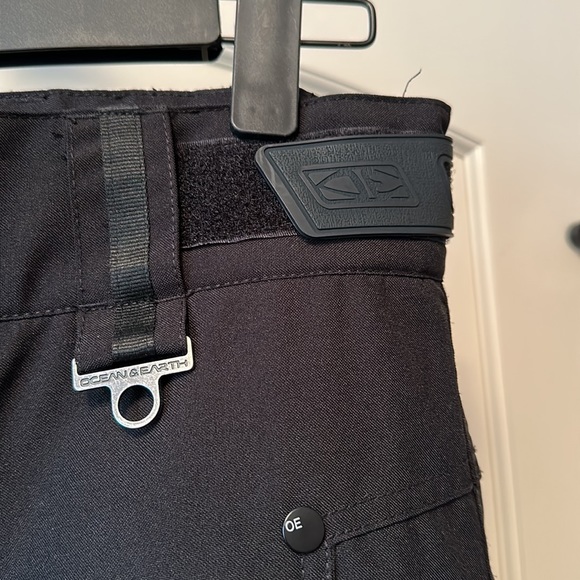 Black Snowboard pants by Ocean and Earth - Picture 2 of 9